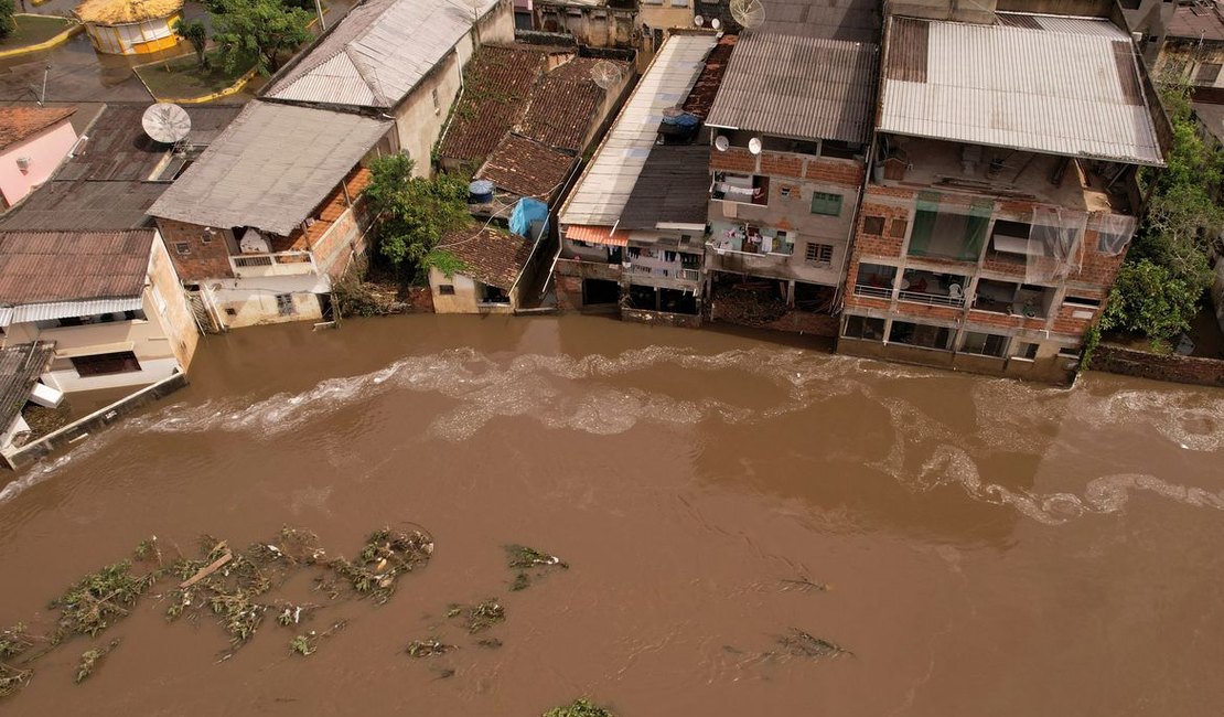 Sobe para 24 o número de mortos pelas enchentes na Bahia