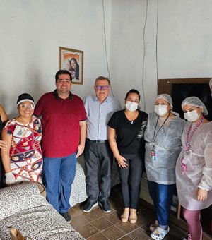 Prefeitura de Penedo e Governo de Alagoas atendem idoso acamado em sua casa para atualização de RG
