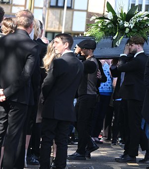 Funeral de Tom Parker tem membros do The Wanted carregando o caixão