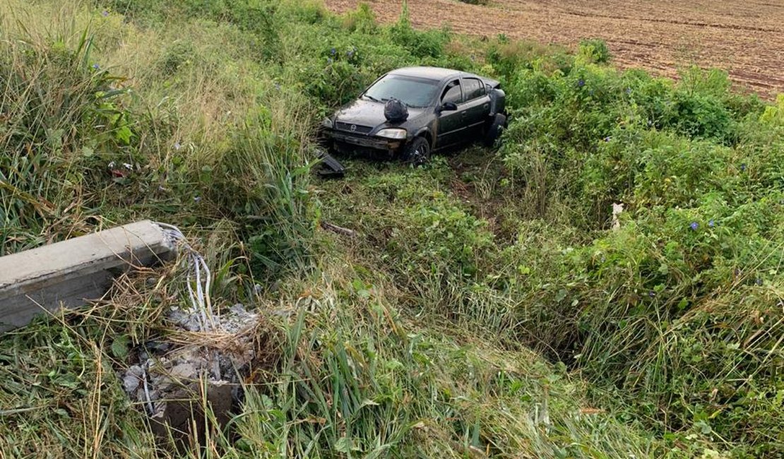 Colisão entre carro e moto no Sertão provoca queda de poste de energia elétrica