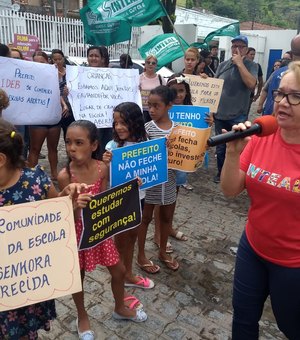 Pais e crianças protestam contra possível fechamento de escola em Maceió