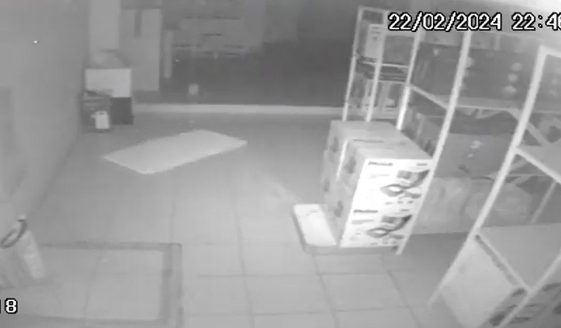 Homem invade loja no Centro pelo teto e fica preso