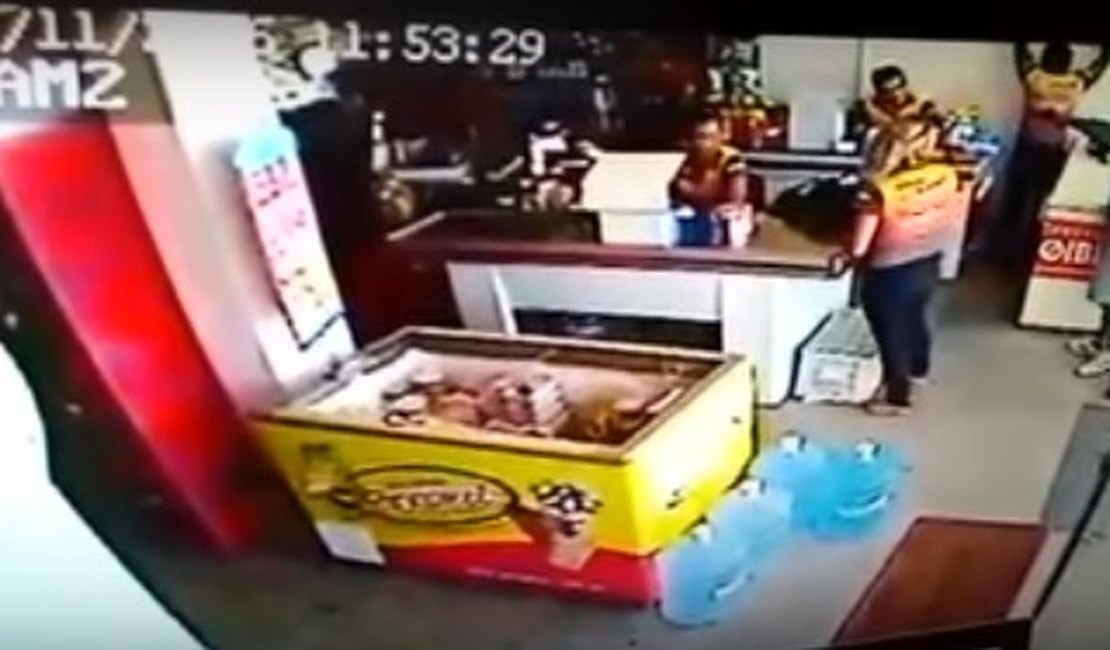 Vídeo flagra momento em que dupla assalta mercadinho