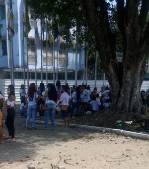 Grupo evangélico de familiares de reeducandos se reúne em frente ao Palácio