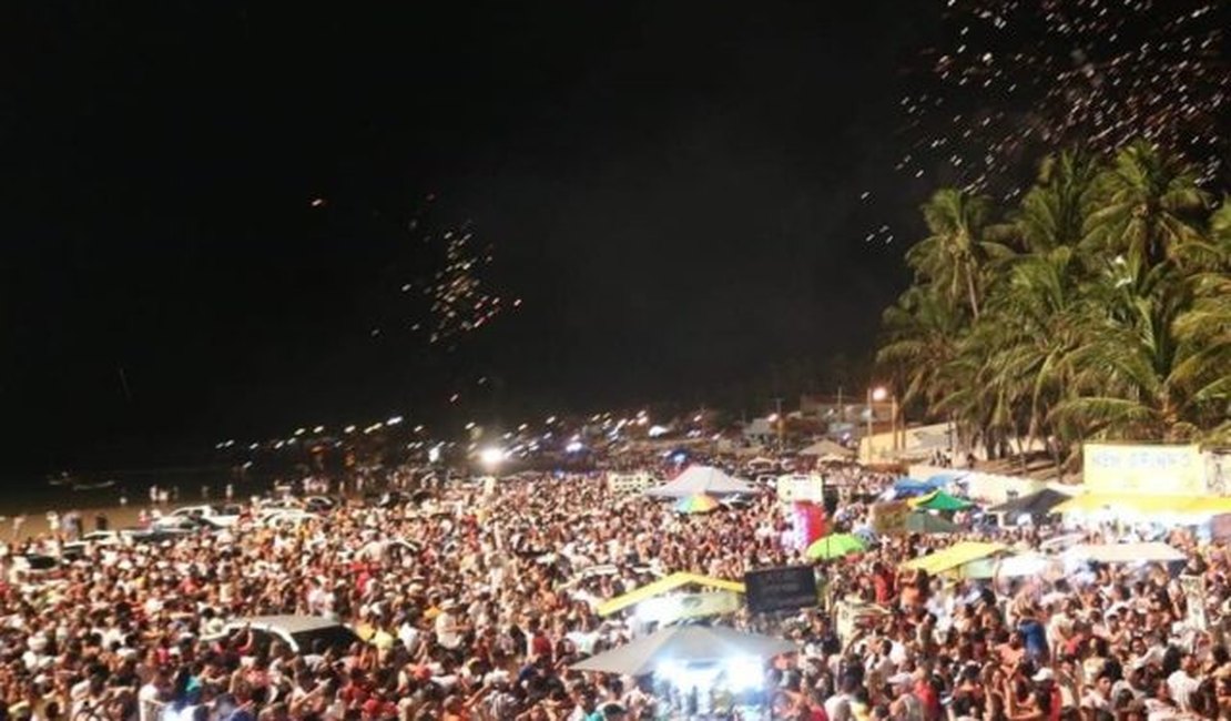 Festa de réveillon leva milhares de pessoas à praia do Peba, em Piaçabuçu 