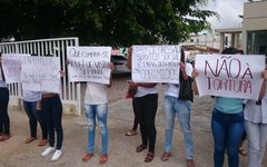 Esposas, mães, filhas e familiares de reeducandos protestaram contra a suspensão de visitas