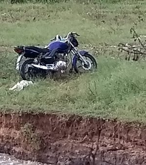  [Vídeo] Cratera que prefeitura não fechou engole e mata motociclista durante tempestade, em Arapiraca
