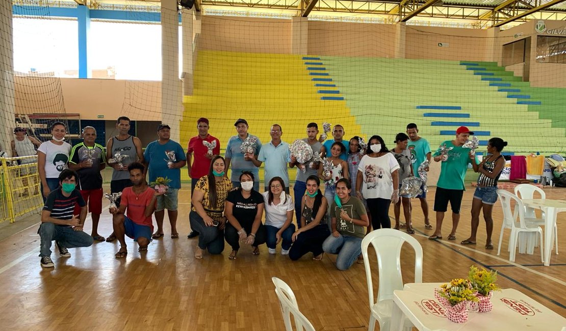  Projeto realiza almoço de Páscoa para moradores de rua abrigados em ginásio de Arapiraca