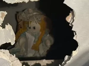Homem se muda para casa nova e acha boneca com bilhete macabro em parede
