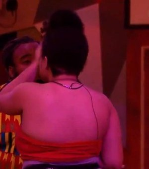 Rodrigo tenta beijar Rízia e ambas as famílias condenam a atitude do brother