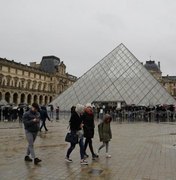 Museu do Louvre é fechado por causa de coronavírus