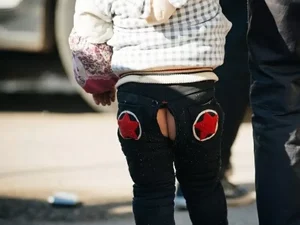 Olha o ventinho! Por que crianças usam calças abertas na China
