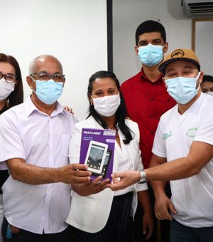 Com recursos próprios, Japaratinga adquire tablets para agentes de saúde