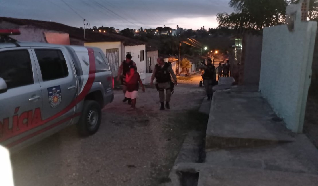 Polícia apreende R$ 45 mil e drogas em cima de telhado de casa em Penedo