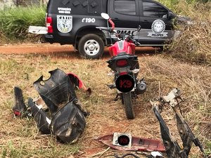 Duas motos são recuperadas em terreno supostamente utilizado para desmanche