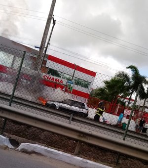Veículo pega fogo em frente a um hospital em Arapiraca