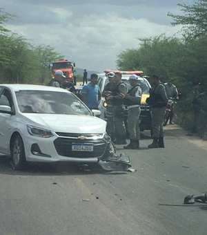Colisão entre carro e moto deixa duas pessoas gravemente feridas em Craíbas