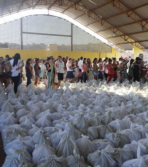 Prefeitura de Porto Calvo entrega mais de 630 cestas às famílias que tiveram casas invadidas pela chuva