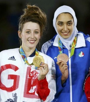 Taekwondo feminino tem pódio histórico com duas muçulmanas