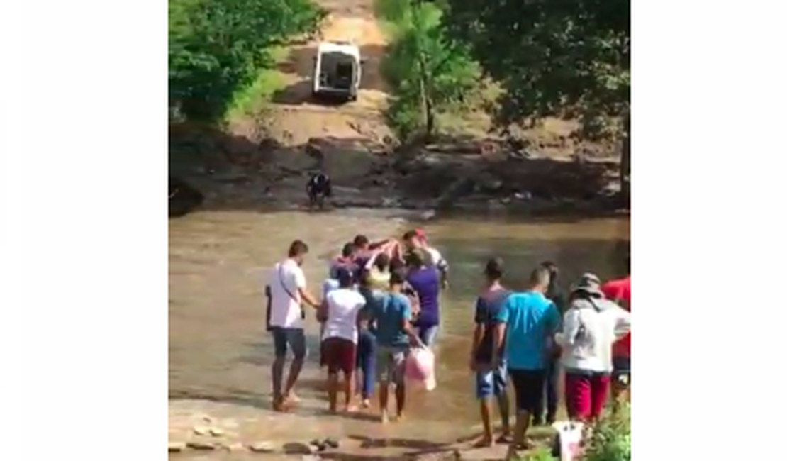 [Vídeo] Ilhados, moradores da zona rural de Olho d`Água Grande precisam carregar idosa pelo rio para receber socorro