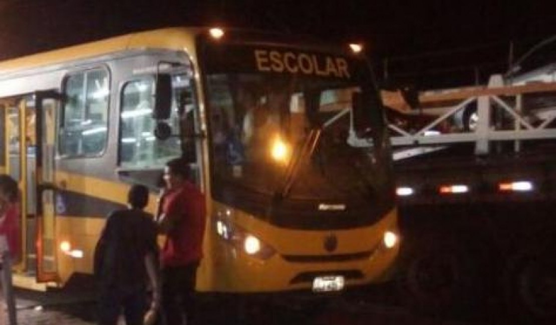 Ônibus de universitários é assaltado por bando armado na BR-101, em Messias