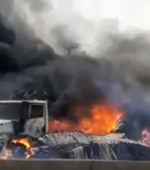 [Vídeo] Caminhão com carga de tecido pega fogo em São Sebastião 