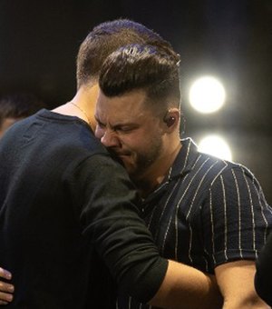 Murilo Huff chora ao ser surpreendido por irmão de Marília Mendonça em 1º show após morte
