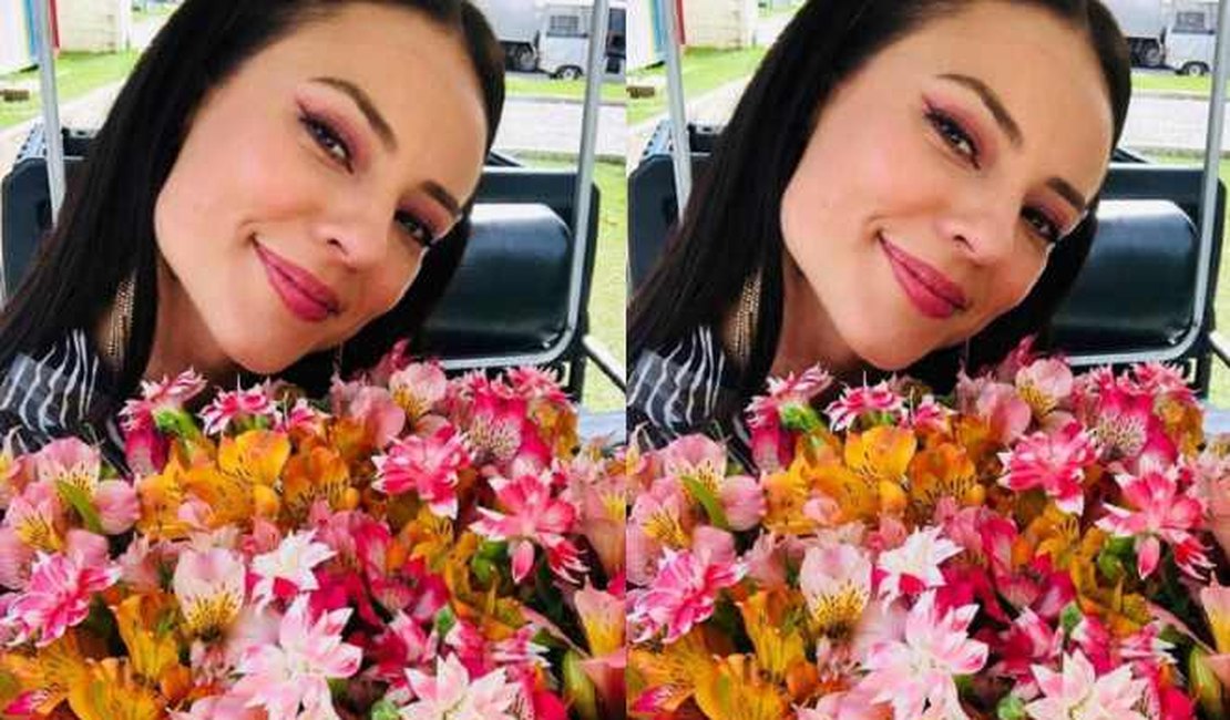 Paolla Oliveira recebe buquê de flores: 'presente incrível'