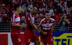 Jogadores do CRB comemoram segundo gol marcado por Neto Baiano