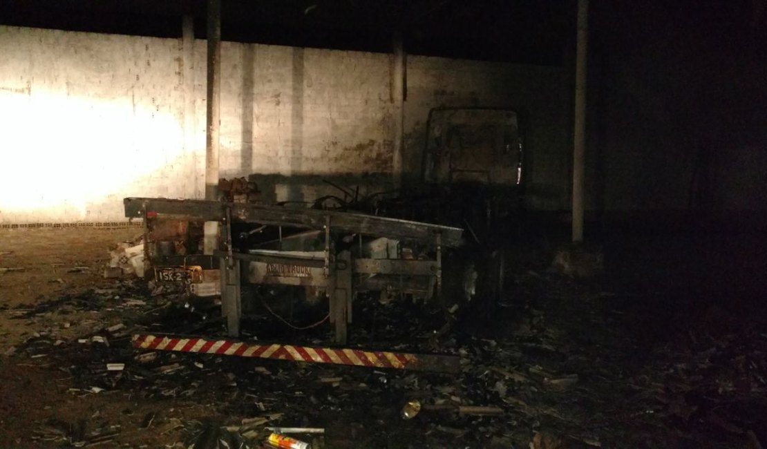Caminhão é completamente destruído durante incêndio em Palmeira dos Índios