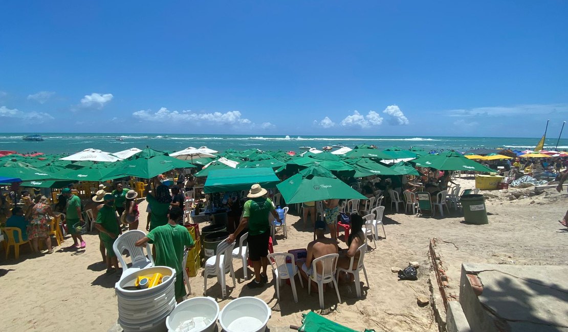 Praia do Francês registra aglomerações no feriado de Proclamação da República