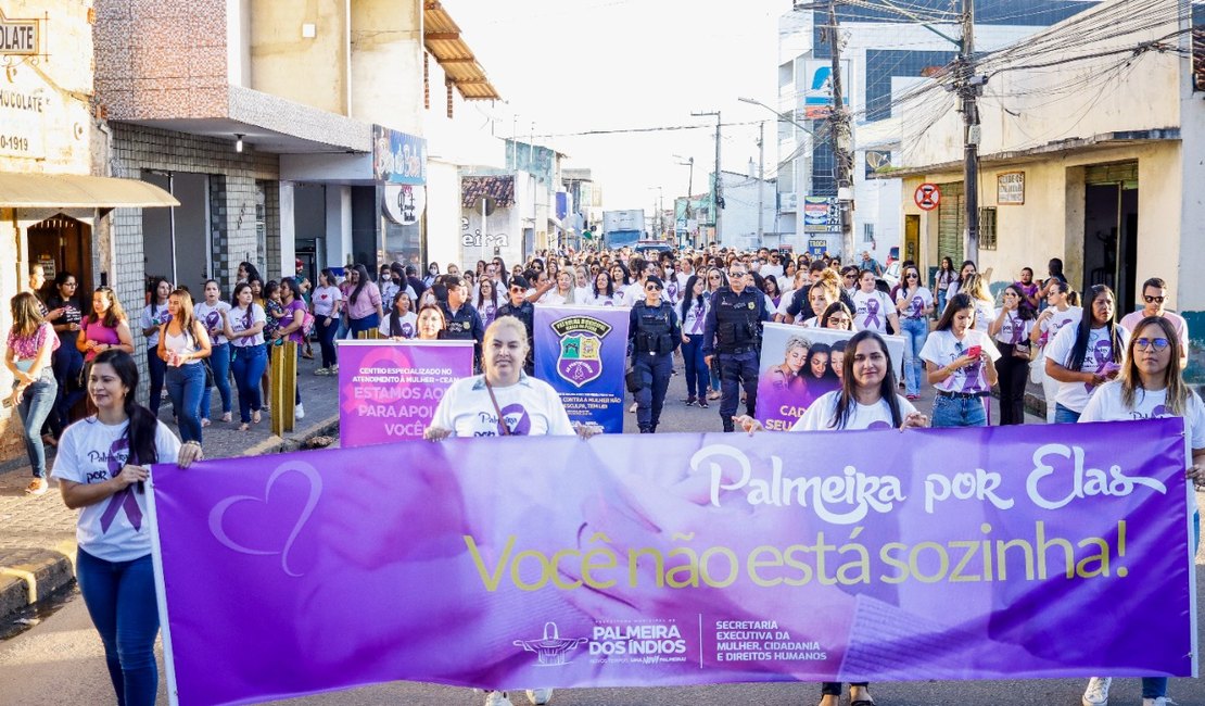 Caminhada pelas ruas de Palmeira marca lançamento da campanha alusiva ao Agosto Lilás