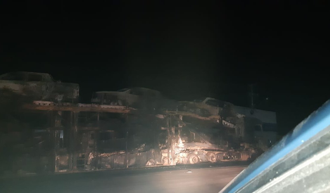 [Vídeo] Incêndio destrói caminhões-cegonha carregados com veículos na BR-101