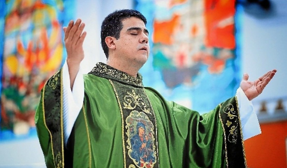 Bispo critica padre Robson e viraliza: 'Jesus não precisa de megatemplos'