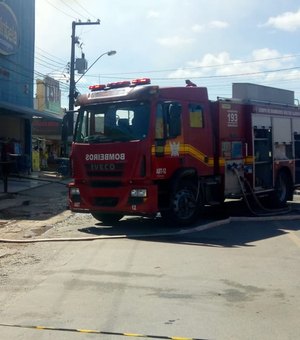 Defesa Civil condena prédio de loja de descartáveis que pegou fogo