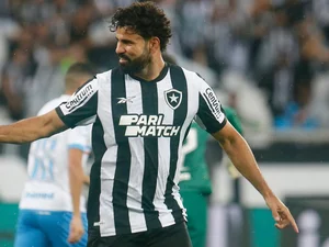 Diego Costa se apresenta no Botafogo com dois gols e prova ser um reserva de luxo para Tiquinho Soares