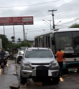 [Vídeo] Veículos estacionados em lados opostos de rua no Bairro Planalto causam transtornos no trânsito