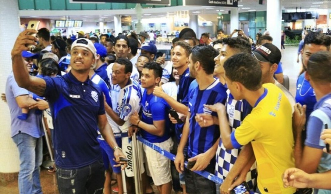 Torcida recebe delegação do CSA com festa no aeroporto Zumbi dos Palmares