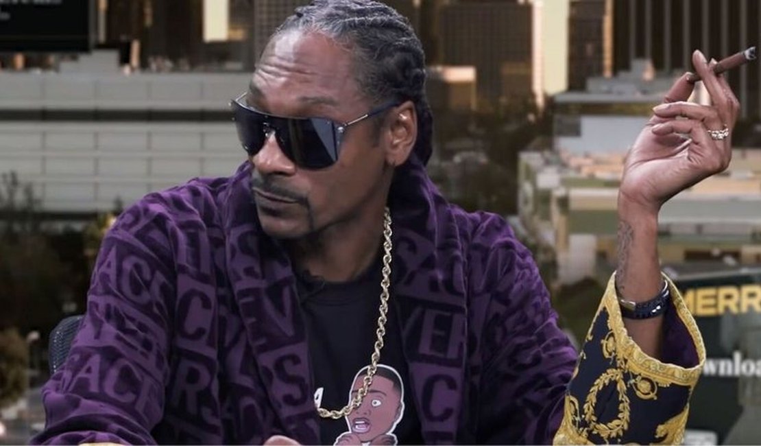 Snoop Dogg revela que contratou um 'bolador profissional' de maconha para acompanha-lo