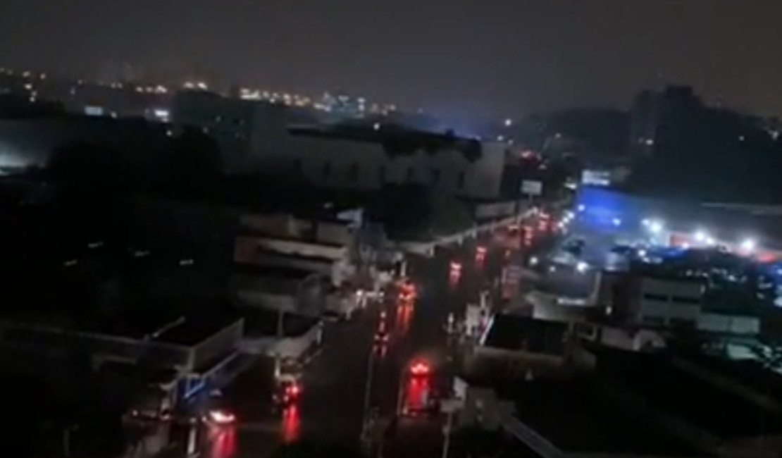 Apagão deixa bairros sem energia e clarão assusta moradores em Maceió