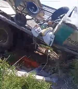 Caminhão desgovernado sobra na pista e vai parar dentro de matagal em Pontal de Coruripe