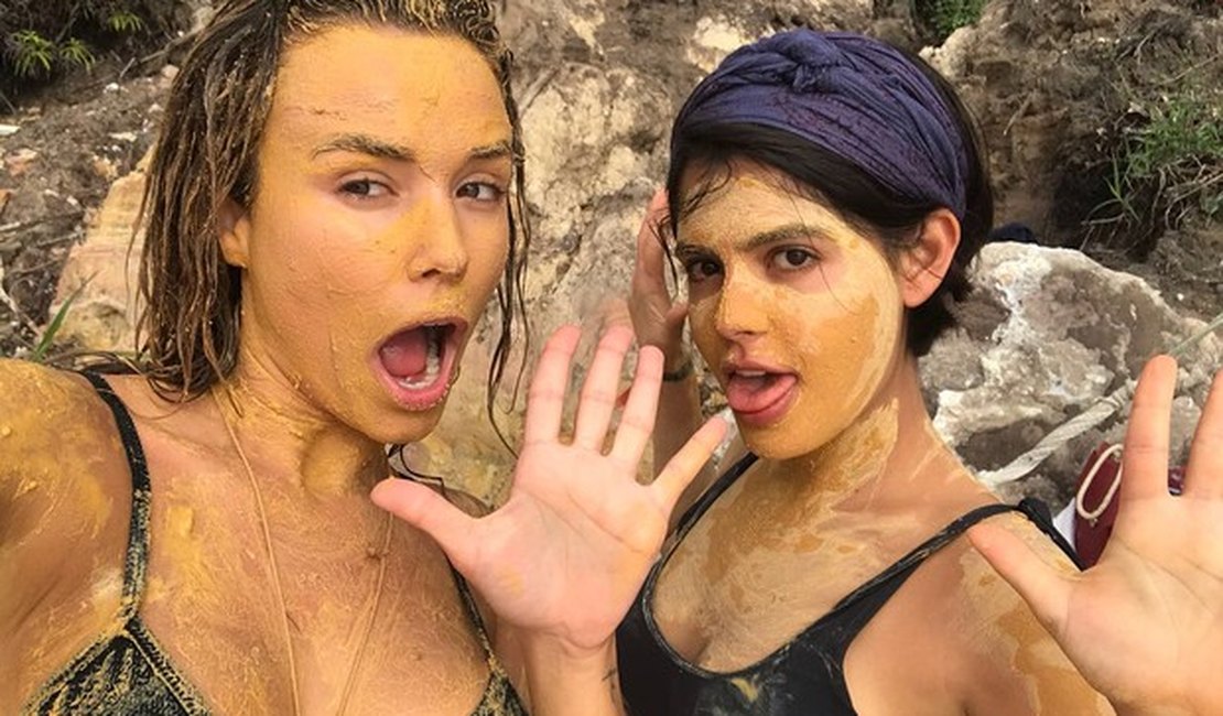 Julia Dalavia e Juliane Araújo tomam banho de argila em viagem