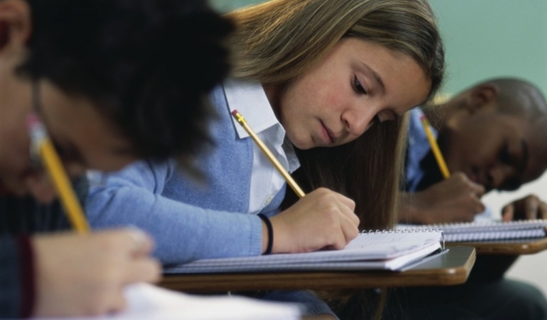 Só 1 em cada 10 alunos do Brasil está satisfeito com aulas; maioria pede tecnologia
