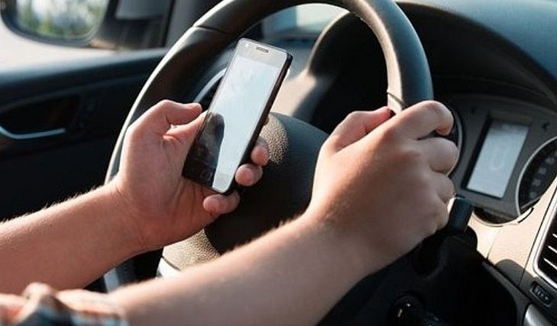 Usar celular ao volante é mais perigoso do que dirigir embriagado, diz especialista