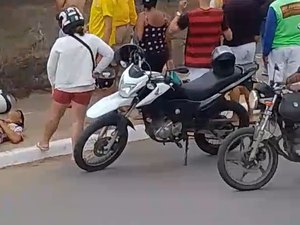 [Vídeo] Moto colide contra cerca e jovens ficam feridos em Arapiraca