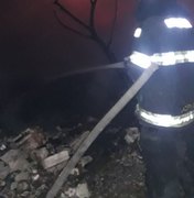 Incêndio destrói casa utilizada como depósito de bebidas em Maceió