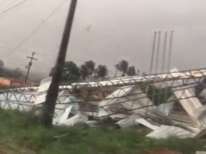 Chuva forte atinge o sertão alagoano; ventos derrubaram telhado de posto em Olivença
