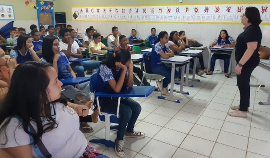 Estudantes tiram dúvidas sobre admissão de novos alunos no Ifal