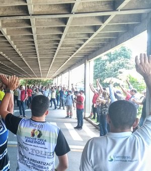 Contra a privatização, servidores da Eletrobras param atividades por 72h