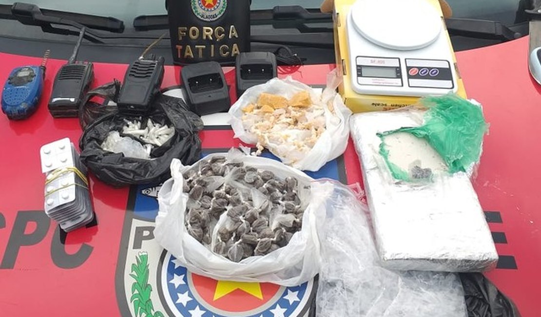 Polícia prende jovem e apreende drogas e material usado para o tráfico 